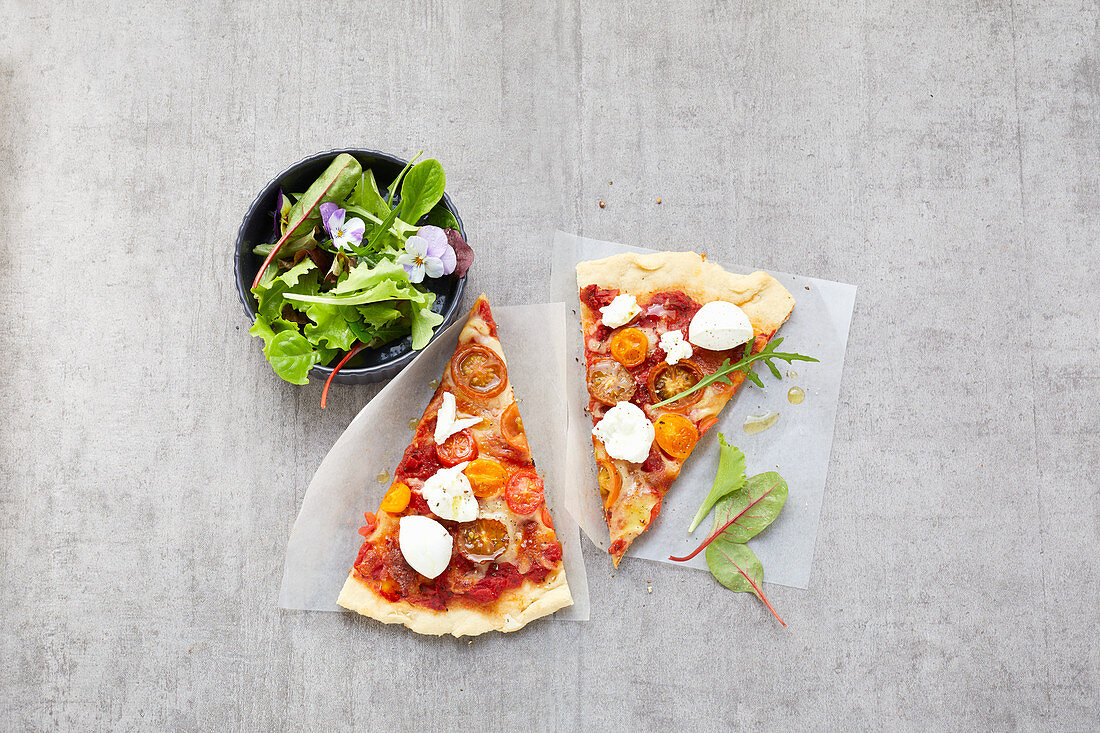 Pizza with cherry tomatoes and mini mozzarella