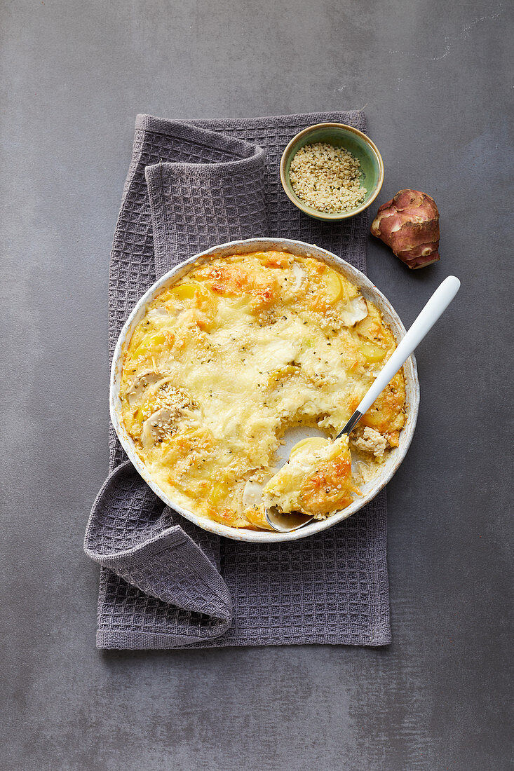 Topinambur-Gratin mit Hanfnüssen und Käse