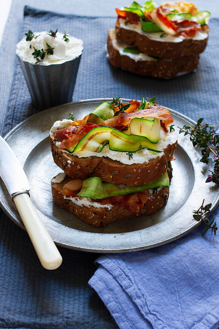 Bruschetta mit Frischkäse, Bacon und gegrillten Zucchini