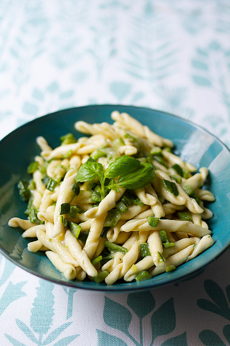 Hausgemachte Fusilli mit Zucchini und Provola