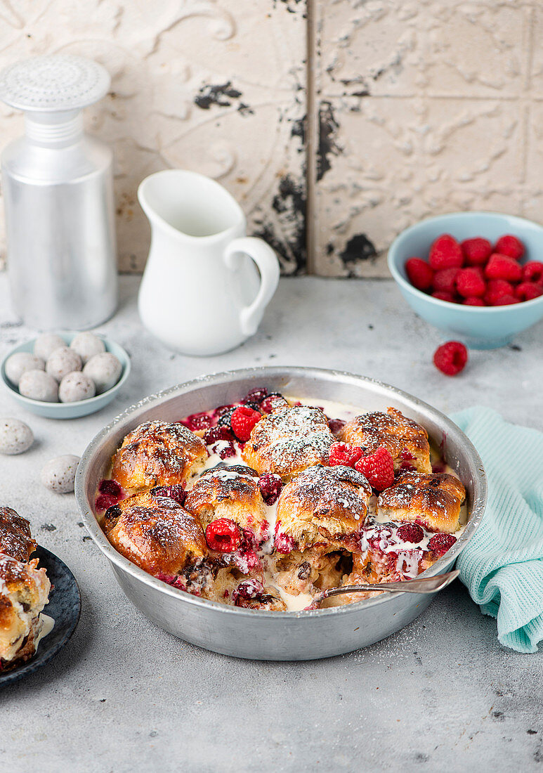 Hot Cross Bun Pudding mit Himbeeren zu Ostern