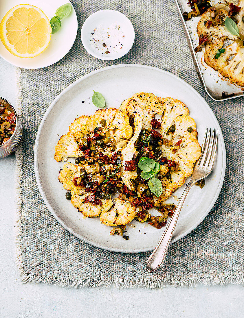 Blumenkohlsteaks mit Oliven-Salsa