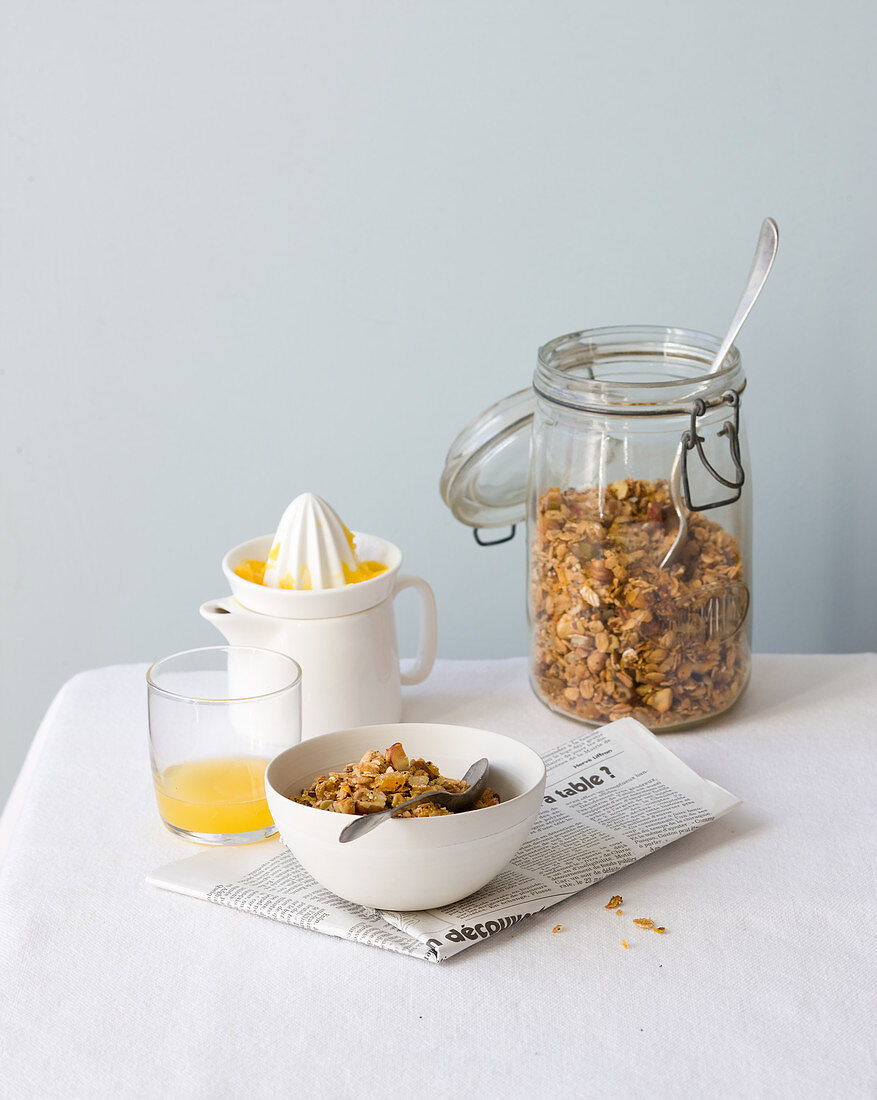 Müsli und Orangensaft zum Frühstück