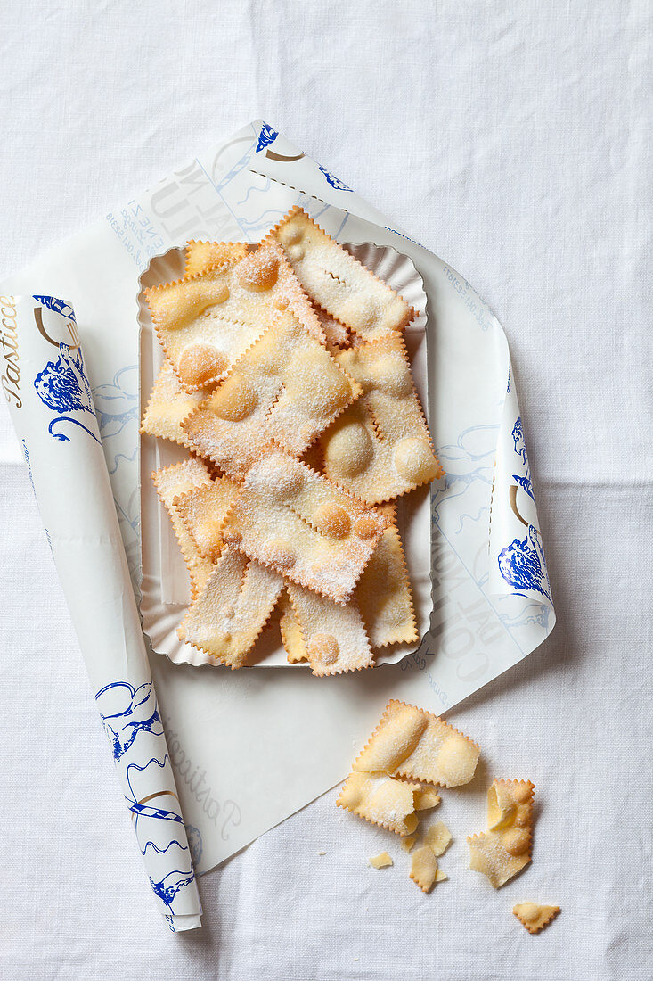 Crostoli veneziani (frittiertes Faschingsgebäck, Italien)