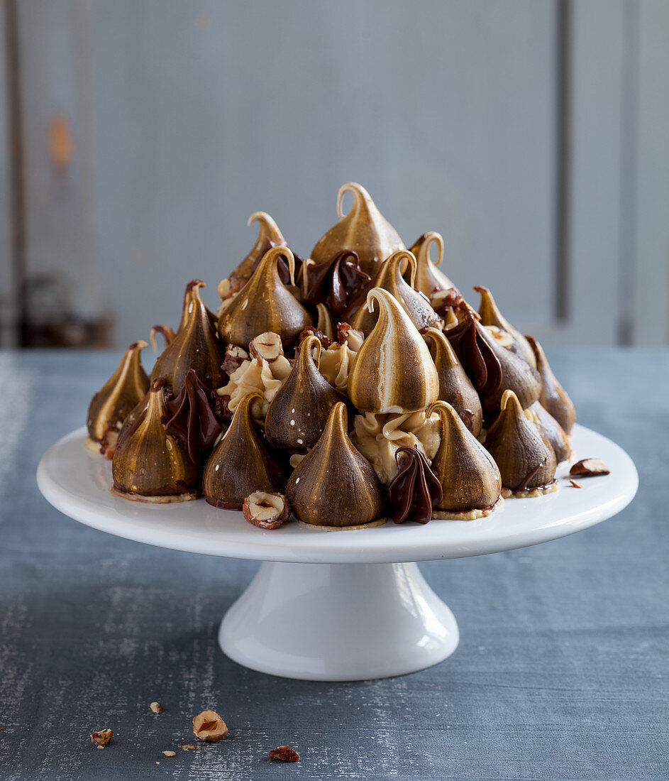 Meringue teardrop cake with chocolate and coffee