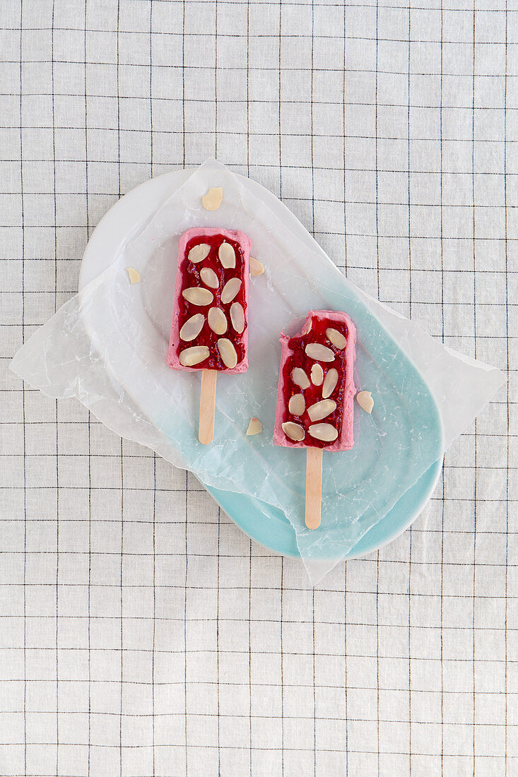 Frühstücks-Eis aus Himbeeren, Joghurt und Haferschmelzflocken