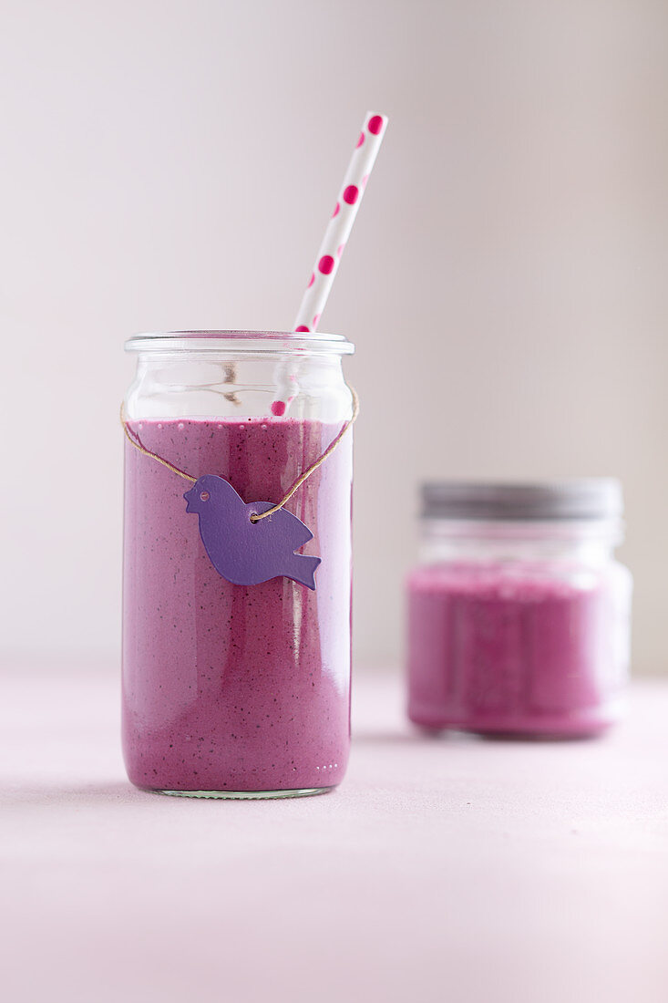 Yoghurt and berry shake