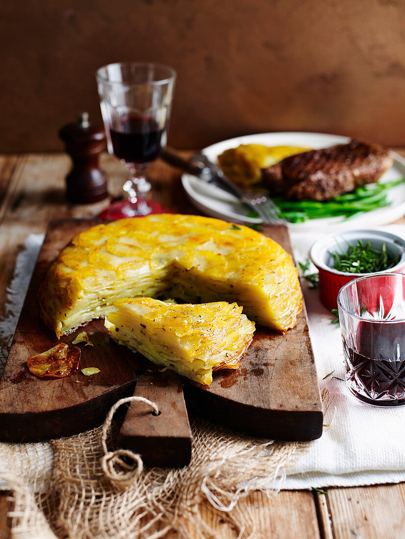 Kartoffel-Rosmarin-Galette zu Rindersteak