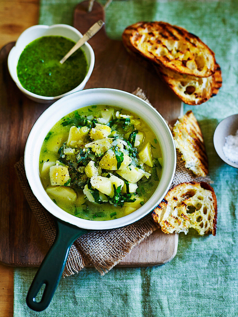 Kartoffel-Knoblauch-Suppe mit Spinat