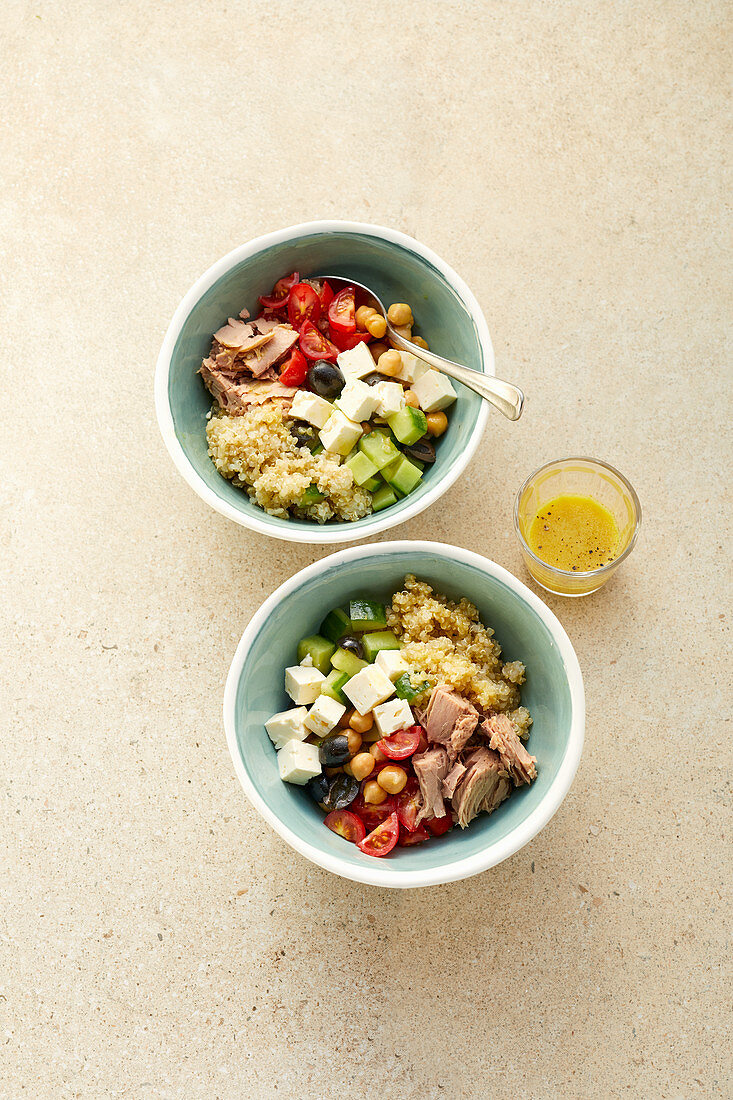 Quinoa-Thunfisch-Bowl mit Kichererbsen und Feta