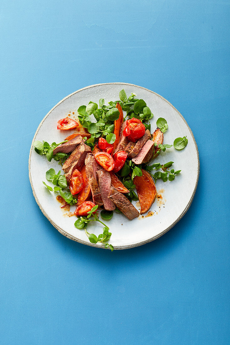 Tagliata (Rinderrücken) mit Süßkartoffeln, Kirschtomaten und Brunnenkresse