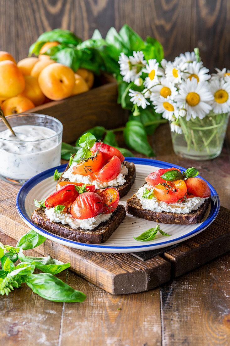 Apricot bruschettas with cottage cheese and thyme