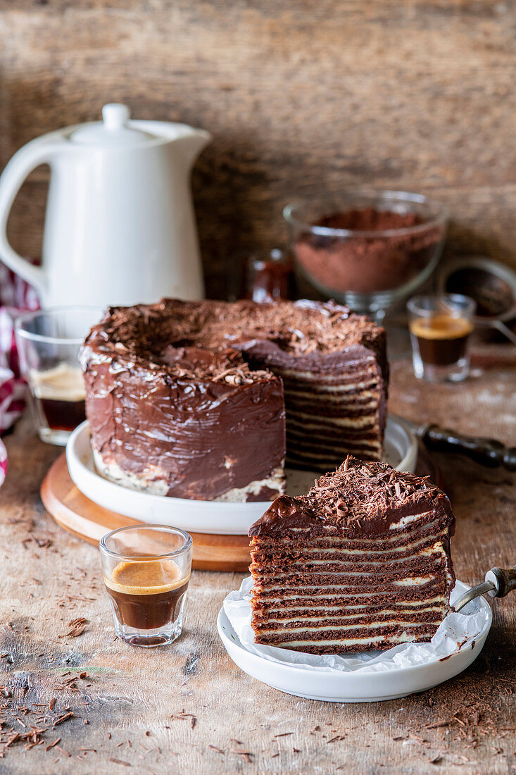 Schokoladen-Kaffee-Schichttorte, angeschnitten