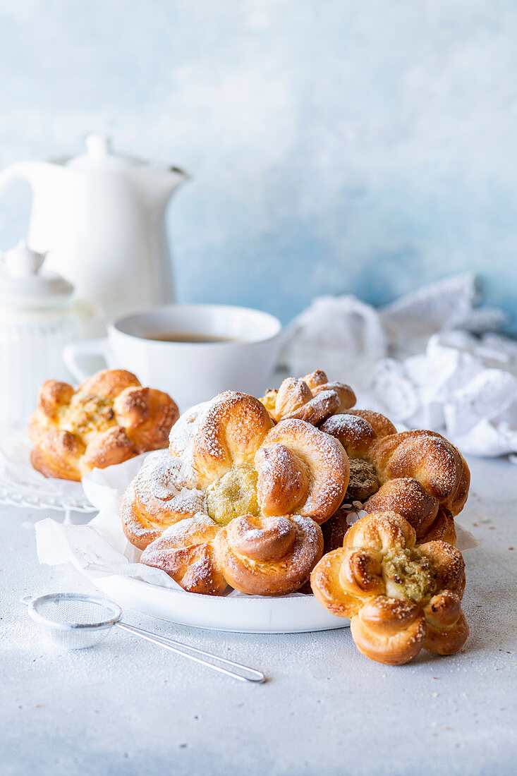 Flower shaped yeast buns with lime curd filling