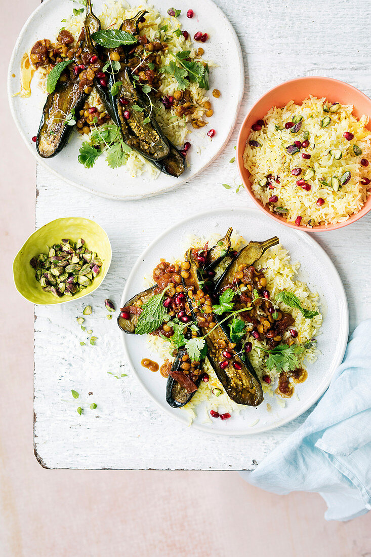 Auberginen mit Granatapfelkernen und Juwelenreis (vegan)