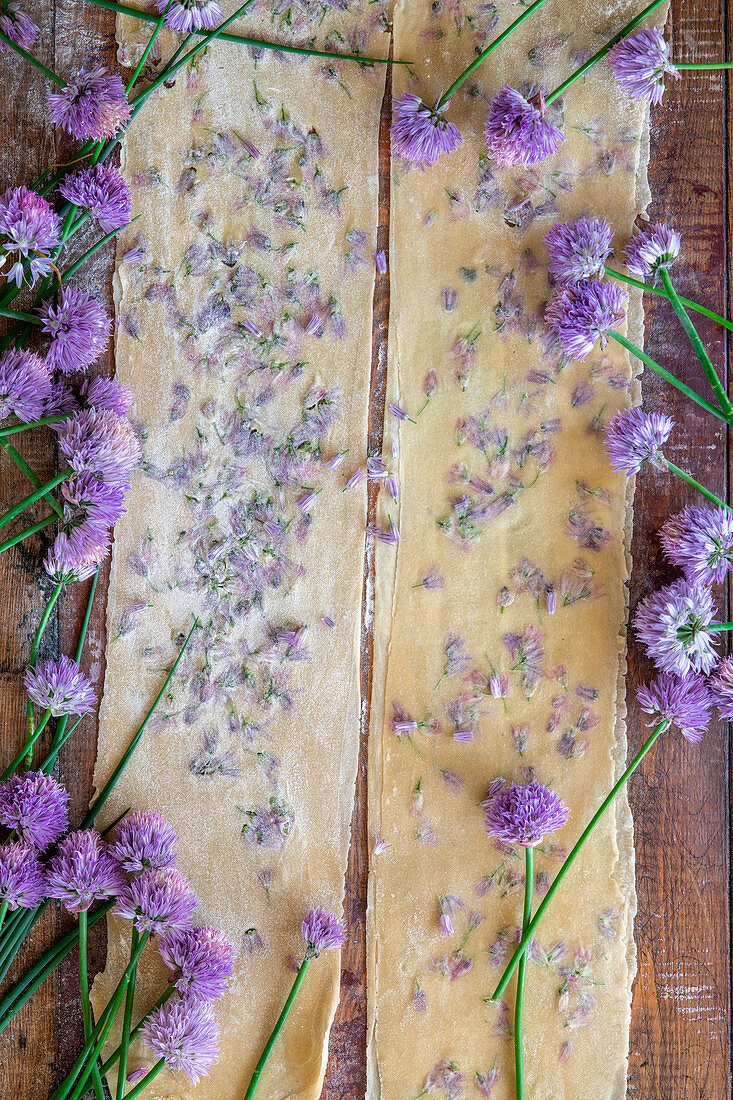 Chives laminated pasta dough