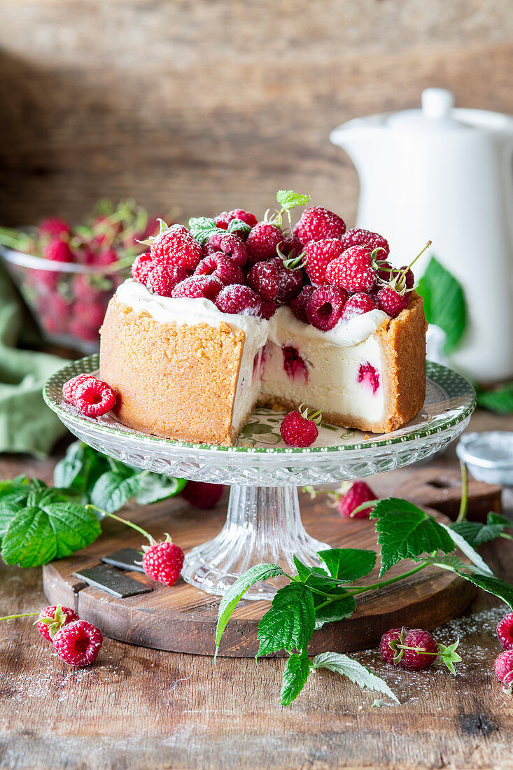 Himbeerkäsekuchen, angeschnitten