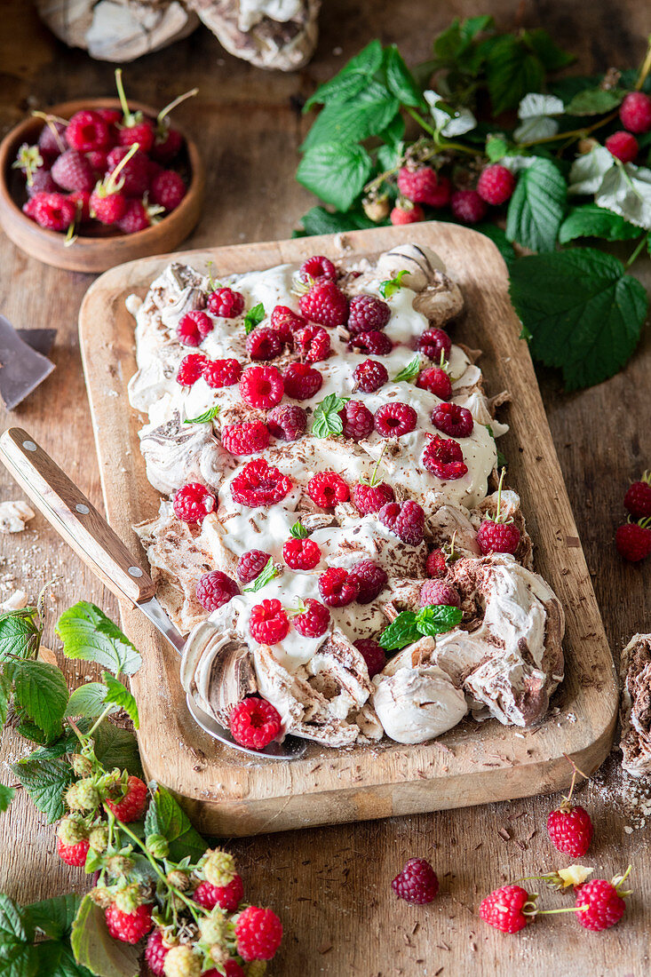 Schokoladen Eton Mess mit Himbeeren