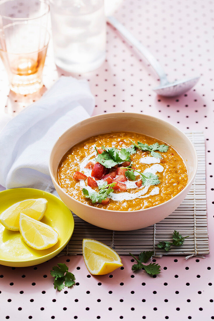 Vegane Kokos-Linsen-Suppe mit Tomaten