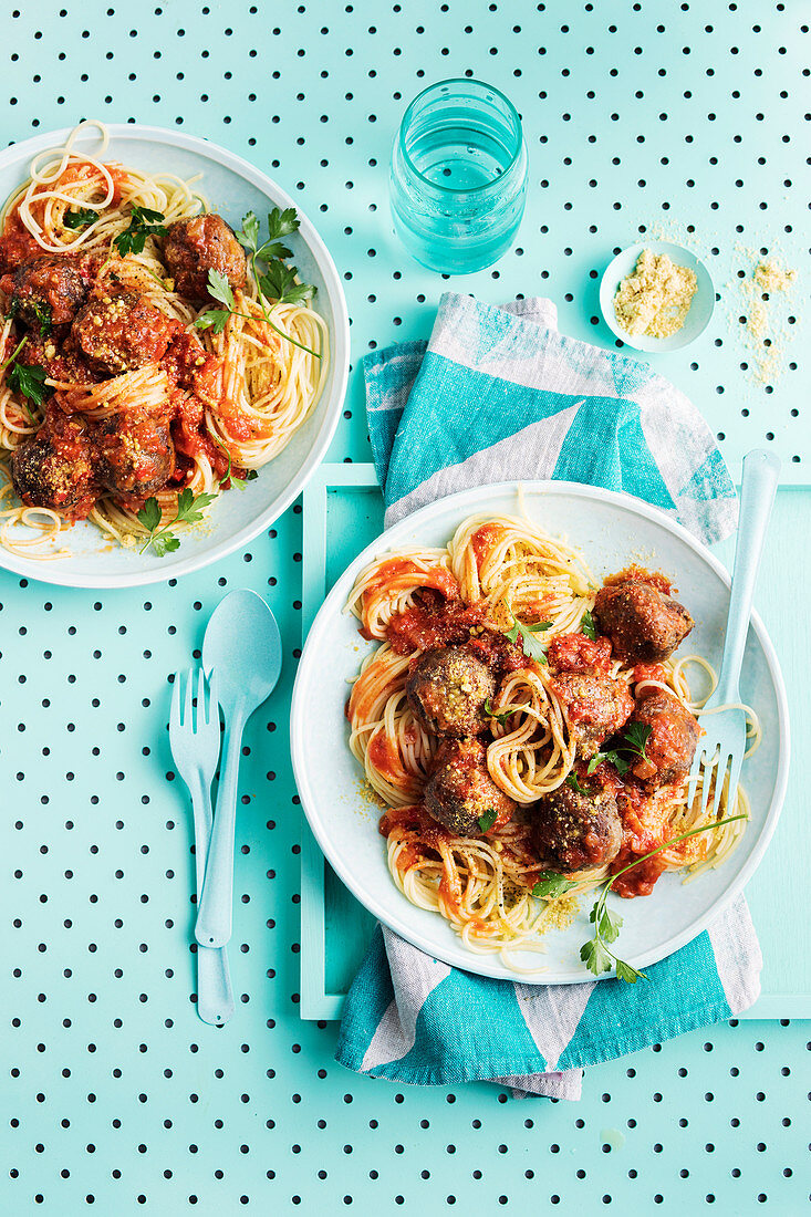 Vegan spaghetti with 'meatballs'