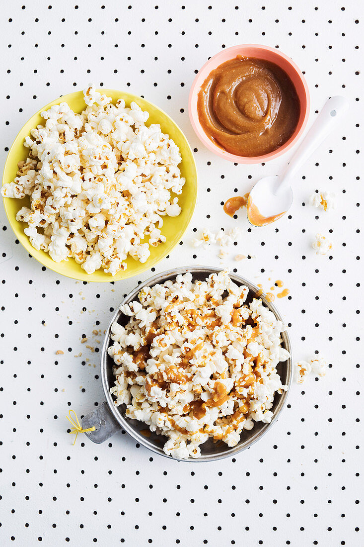 Vegan vanilla popcorn with peanut butter caramel