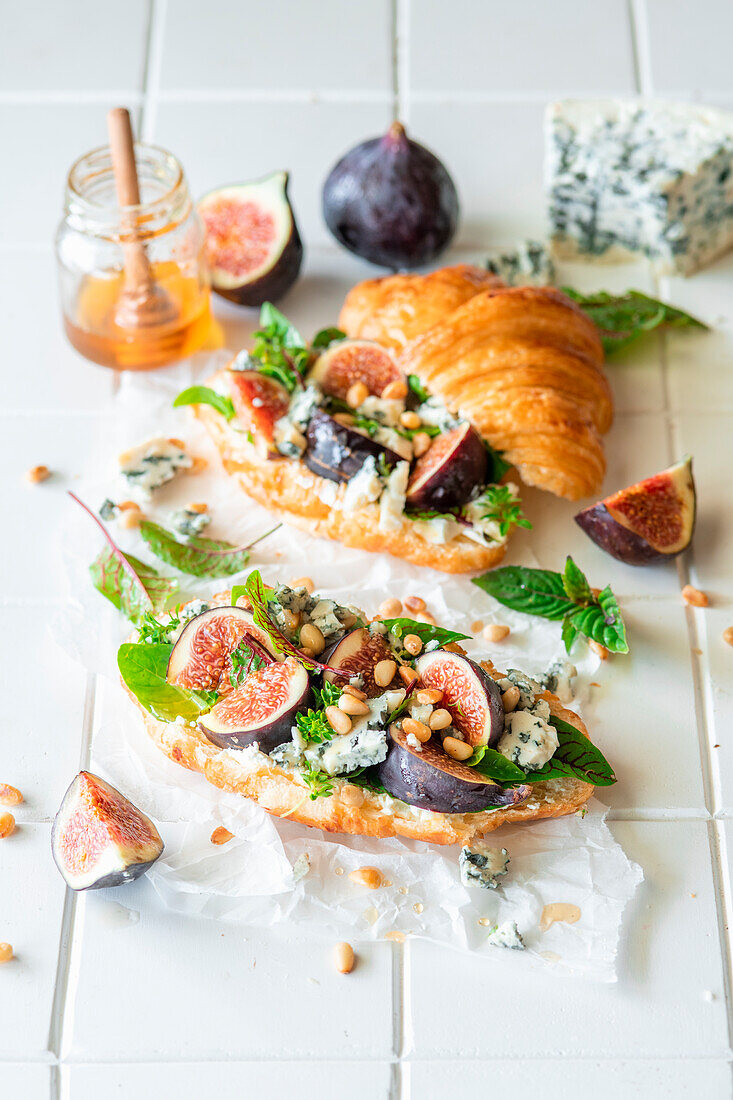 Croissants with figs and blue cheese