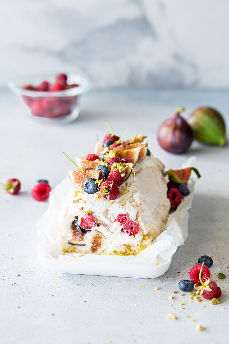 Meringue roll with figs and berries