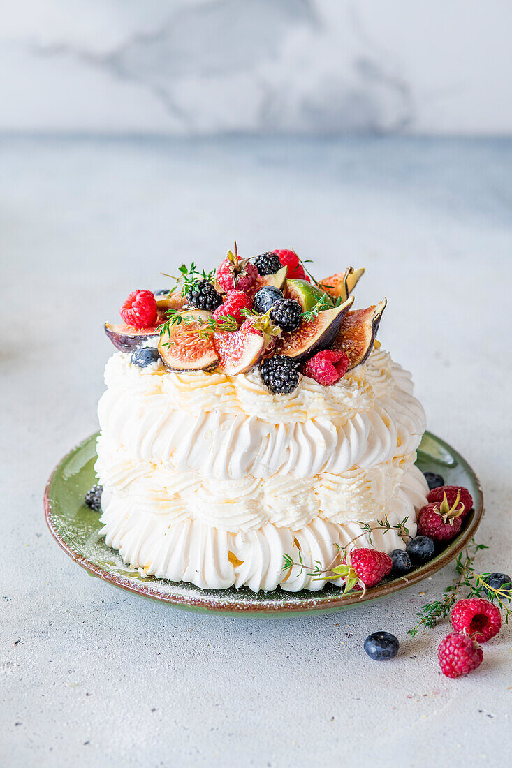 Pavlova mit Feigen und Beeren