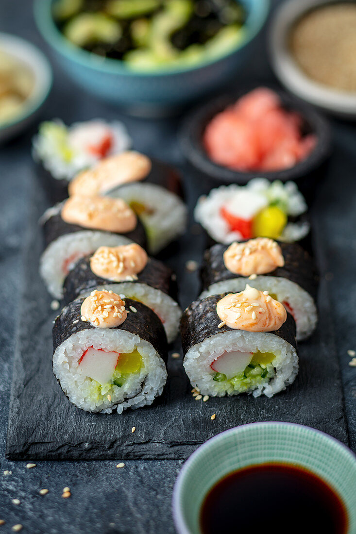 Hausgemachte Sushi mit Surimi
