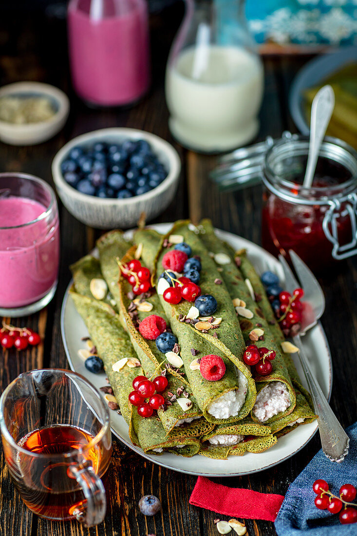Green pancakes with quark and fruits