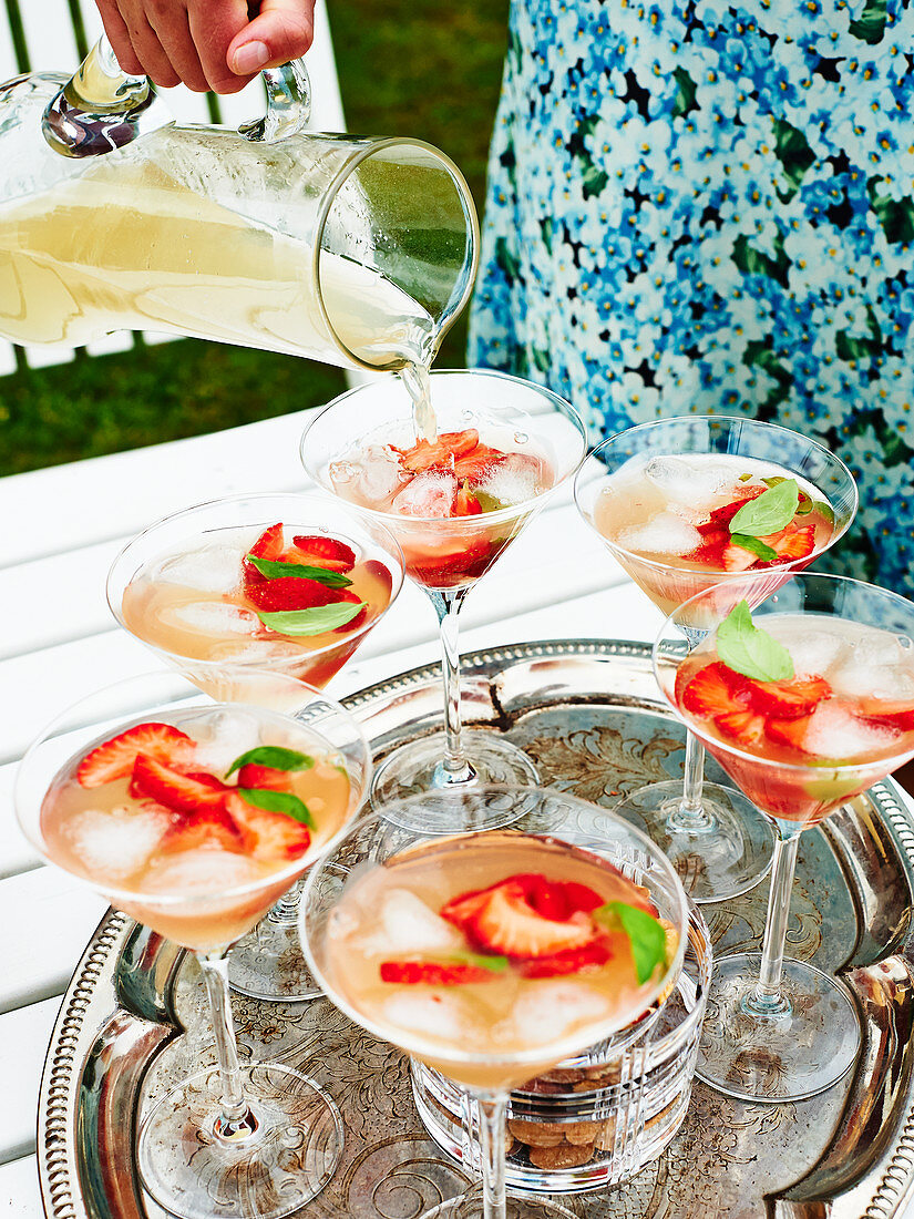 Holunder-Ingwer-Cocktail mit Erdbeeren und Basilikum