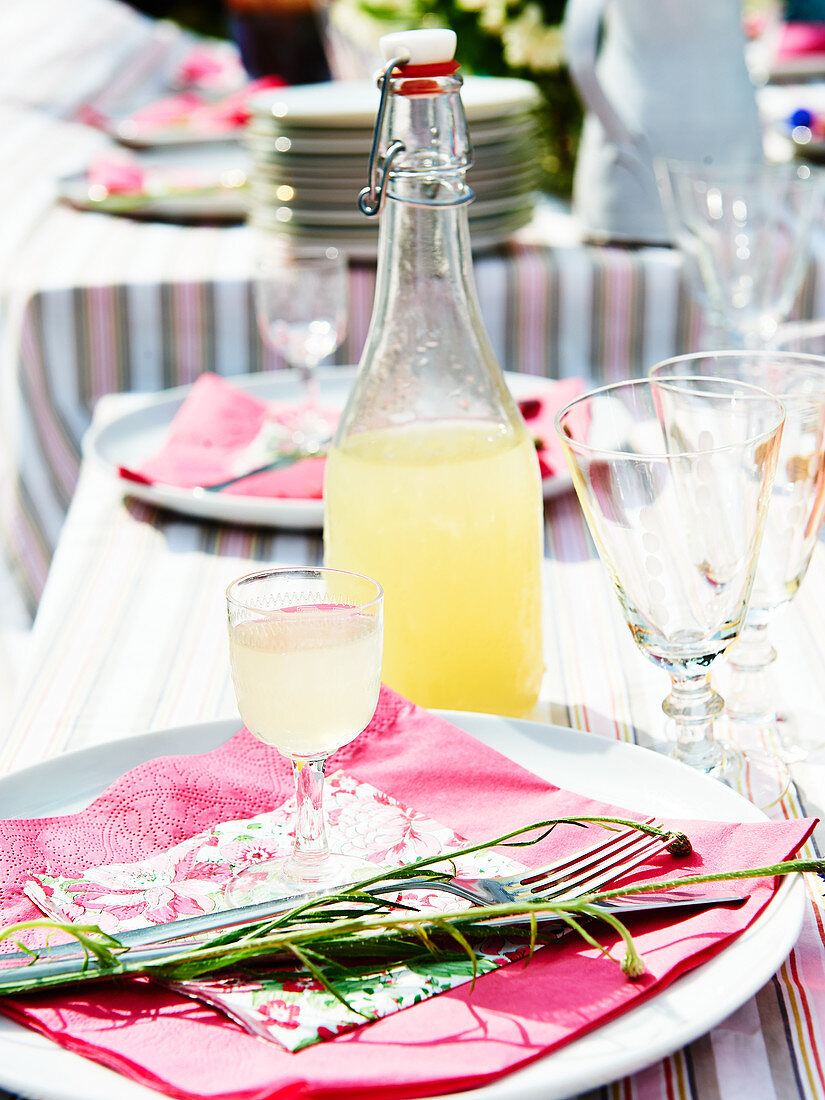 Cocktail-Sirup aus Holunder, Ingwer und Zitrusfrüchten