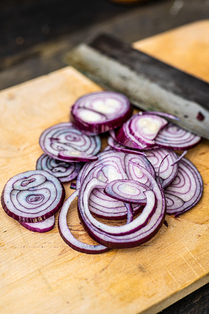 Rote Zwiebel, in Ringe geschnitten