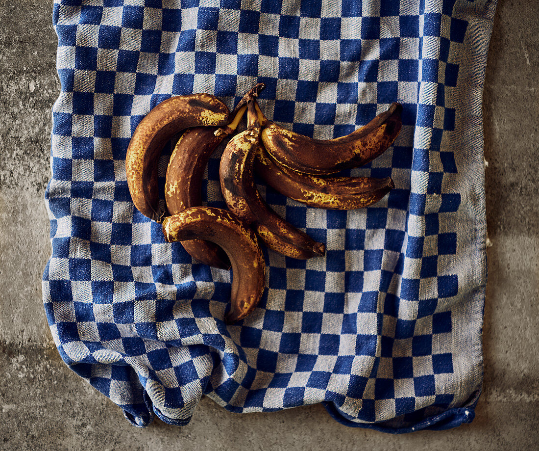 Brown bananas on a kitchen towel