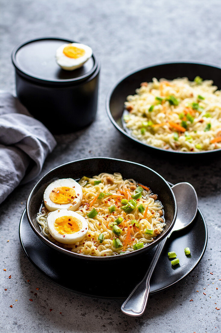 Instant Ramen-Nudeln mit Ei (Asien)