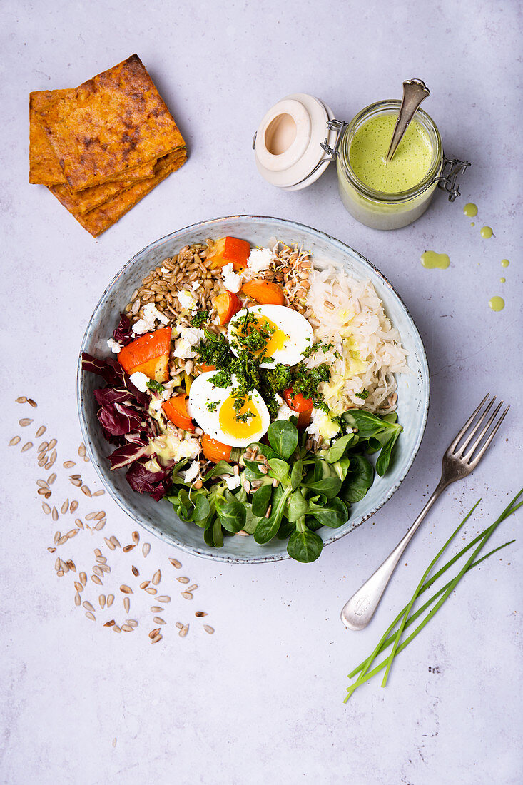 Vollwertige Gemüse-Bowl mit Ei