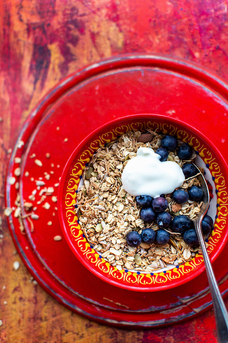 Yoghurt muesli with blueberries