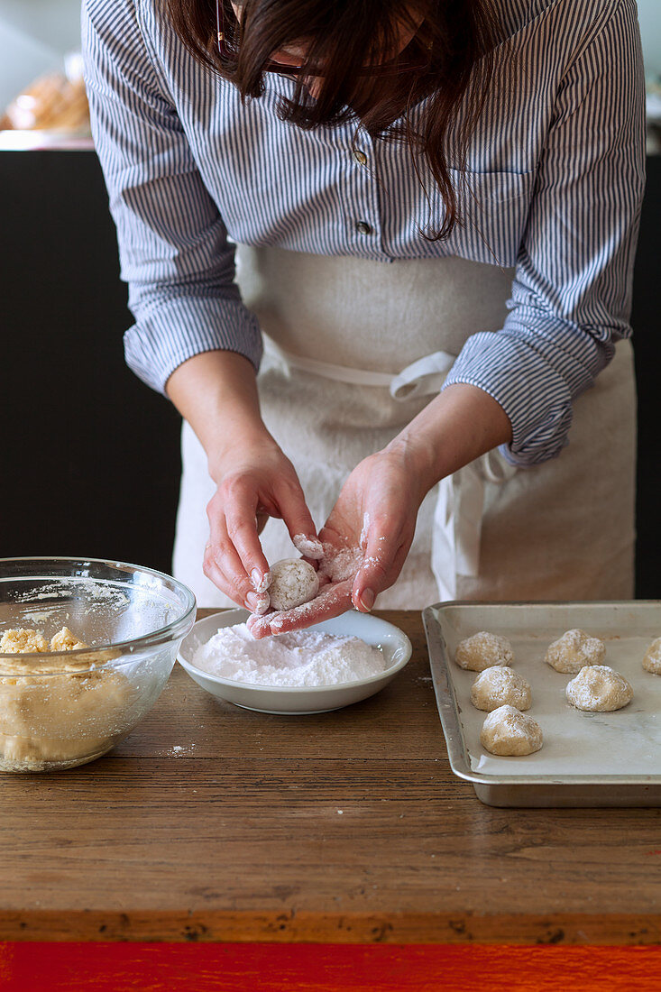 Tender amaretti - making of