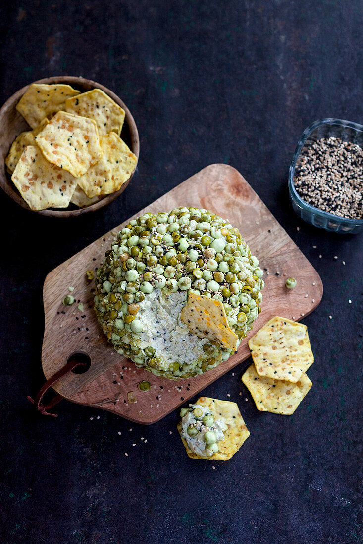 Käseball mit Sesam und Wasabi