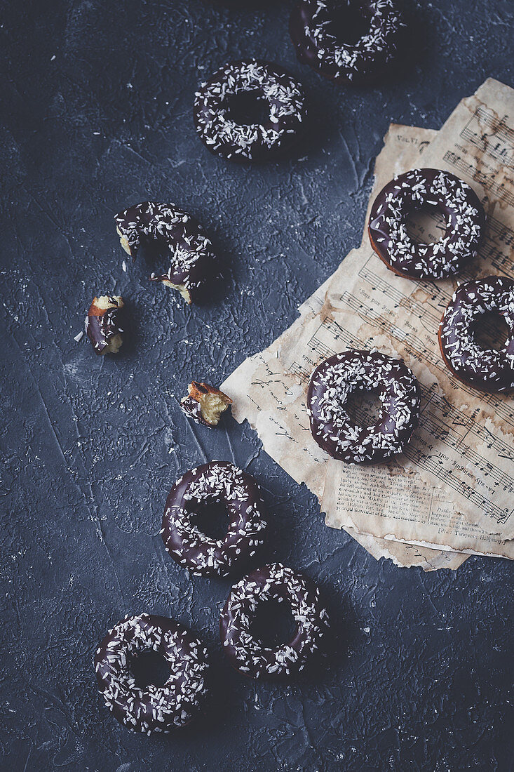 Donuts mit Schokoladenglasur und Kokosraspeln