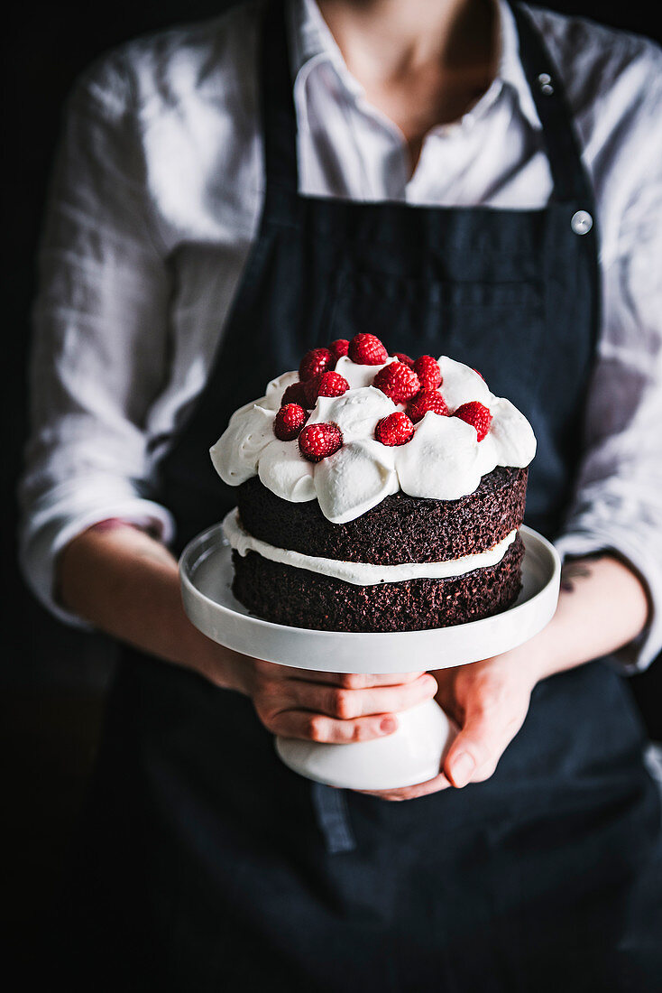 Schokoladenkuchen mit Mascarponecreme und Himbeeren