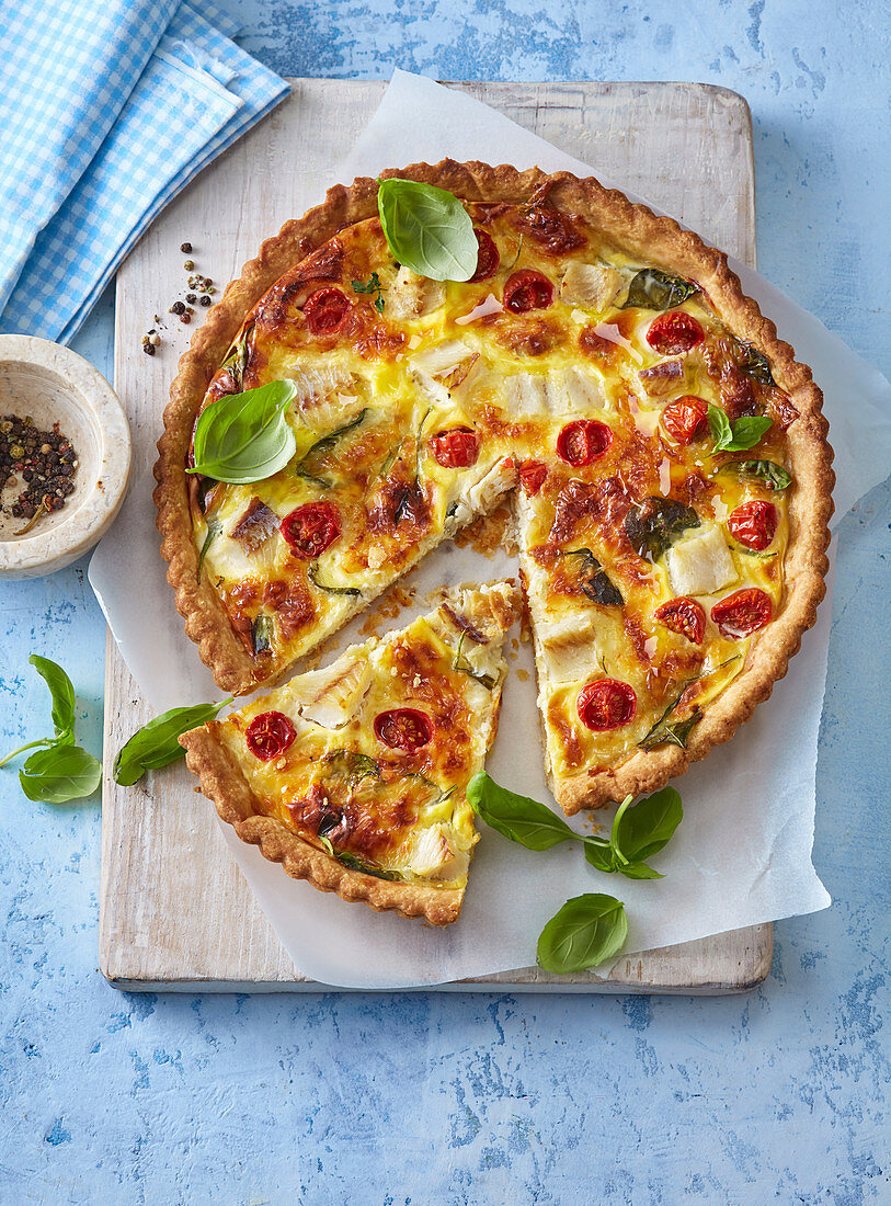 Fischquiche mit Kirschtomaten, angeschnitten