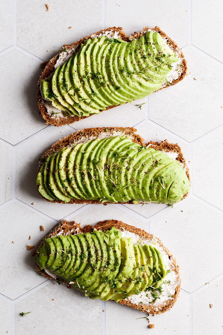 Belegte Brote mit Frischkäse, Avocado, Pfeffer und Kresse