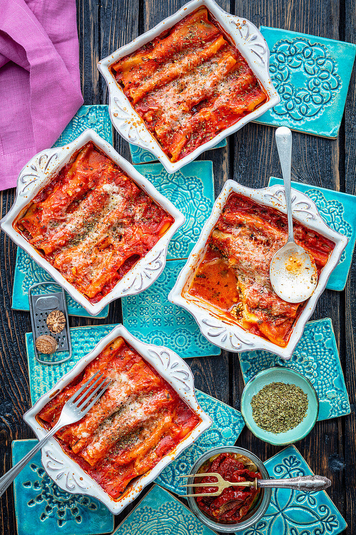 Cannelloni with quark spinach and dried tomatoes, baked in tomato sauce