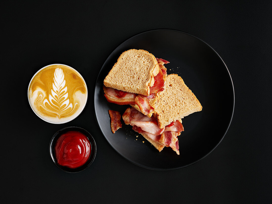 Herzhaftes Frühstück mit Schinkentoast und Cappuccino