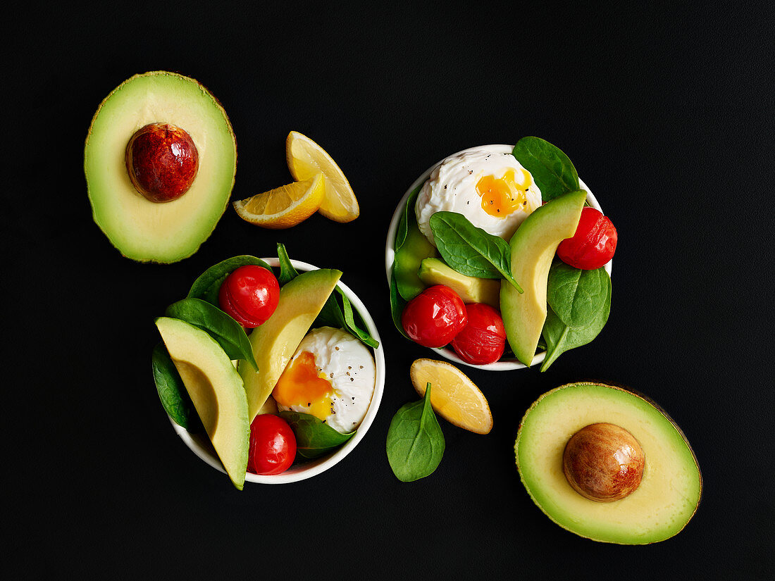 Kleine Breakfast-Bowls mit Ei, Avocado und Schmortomaten