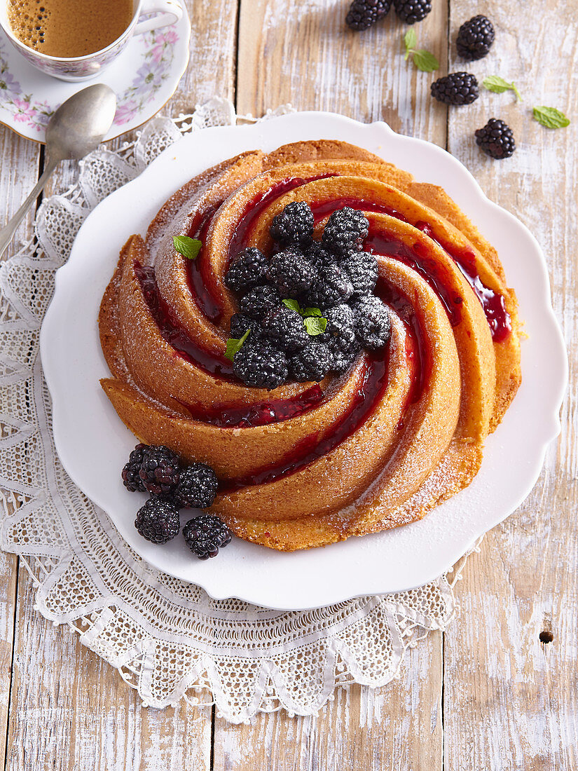 Spiralförmiger Gugelhupf mit Brombeeren