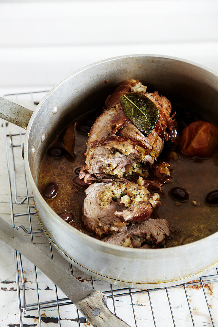 Gefülltes Schweinefilet im Parmaschinkenmantel