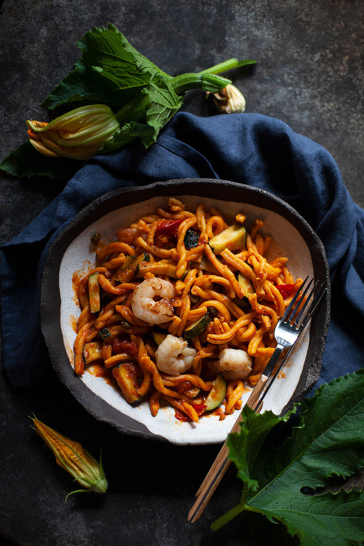 Strozzapreti in Zucchini-Tomaten-Sauce mit Garnelen