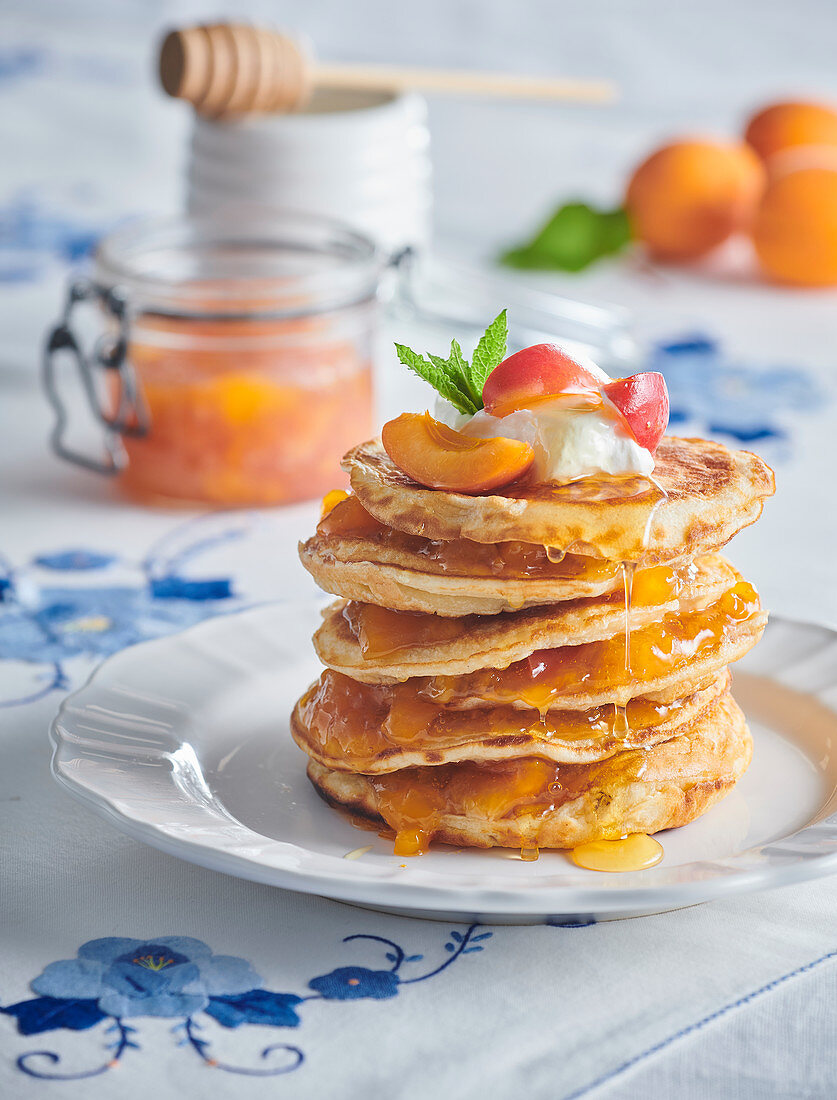 Haferflocken-Pancakes mit Aprikosen und Honig
